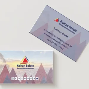 pessoa segurando cartão de visitas premium com laminação fosca e verniz localizado com um dos melhores preços considerando o desenvolvimento publicitário incluído - frente e verso