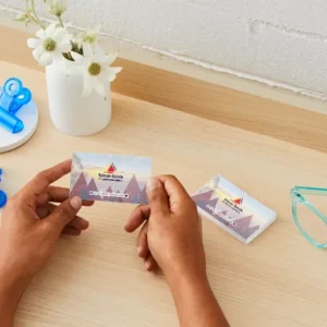 pessoa segurando cartão de visitas premium com laminação fosca e verniz localizado com um dos melhores preços considerando o desenvolvimento publicitário incluído