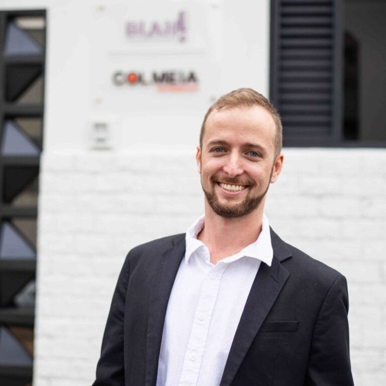 thaner maia em frente a agência ideiasblah.com.br em Varginha, Minas Gerais. branding, marketing digital e growth. Sucesso em Ação: Incríveis Cases de Marketing Digital - IdeiasBlah! Desvendando os segredos da estratégia que cativa o mundo virtual! Descubra Como VN Máquinas e Mahair Cosméticos Alcançaram ROIs Incríveis
